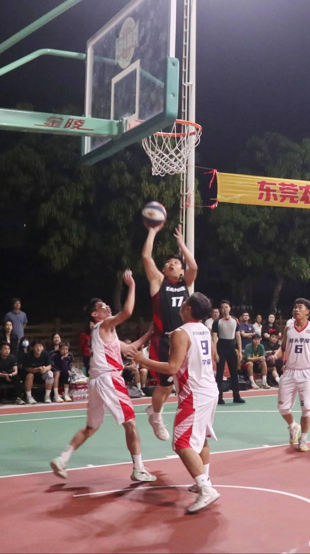 费城76人训练开放日；国际比赛日迎来里程碑引欢呼；荷甲在即；更衣室氛围转暖(雄鹿客场大胜76人)