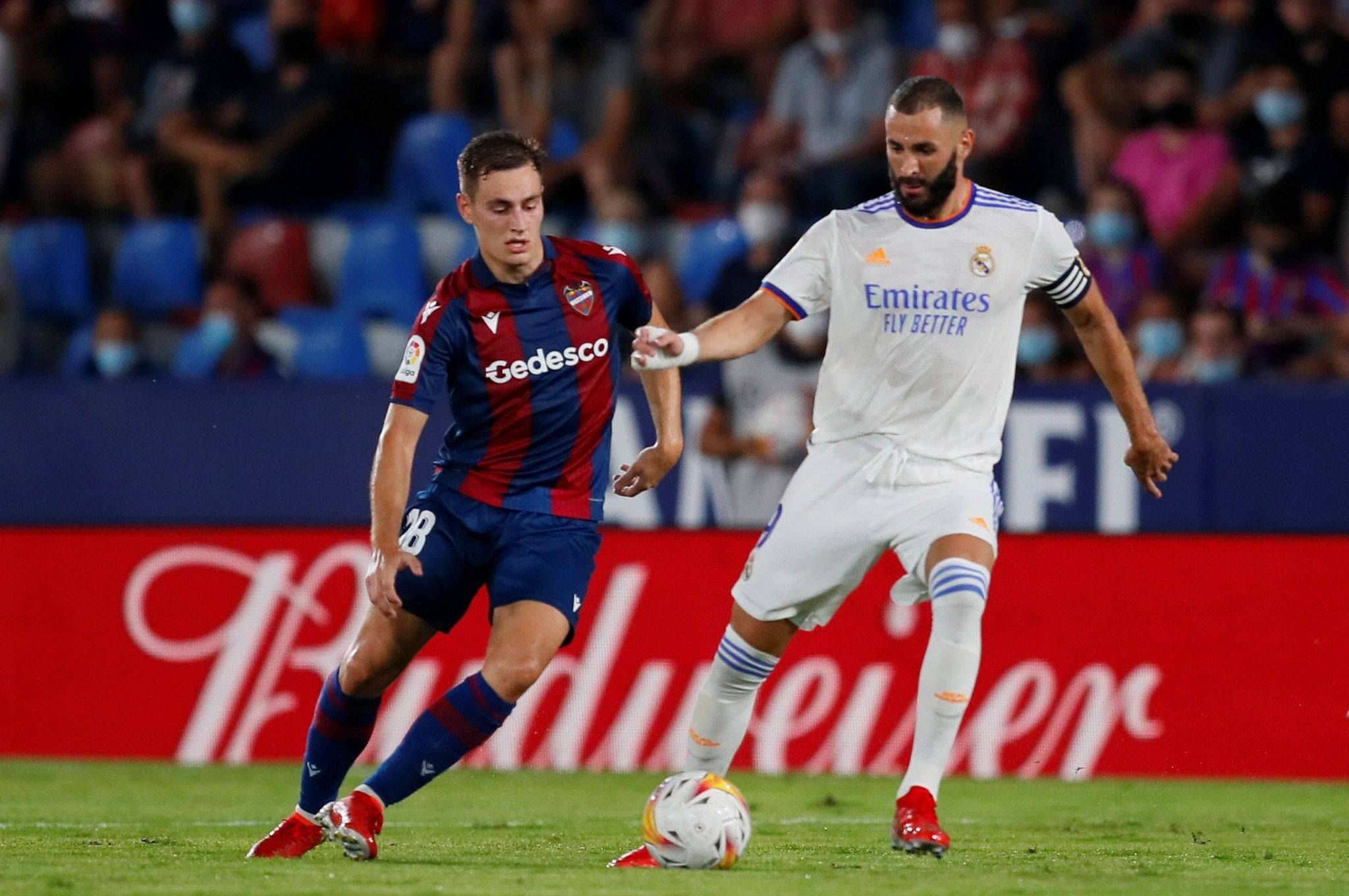 爱游戏官方网站 -窗口期体能课后，巴塞罗那防线松动备战欧超杯，媒体盛赞，身体对抗强度拉满 